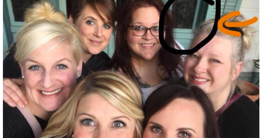 Grupo tira foto em plantação mal assombrada e o que aparece na imagem assusta todos