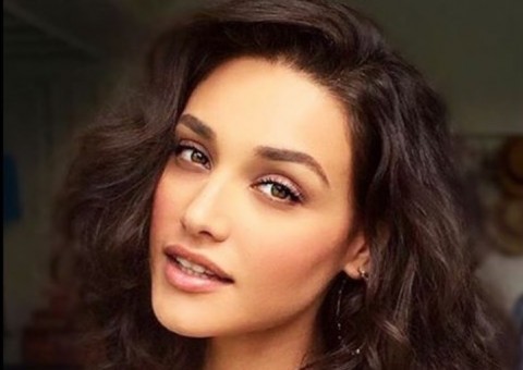 Grávida de 6 meses, Débora Nascimento choca ao postar foto de nu natalino