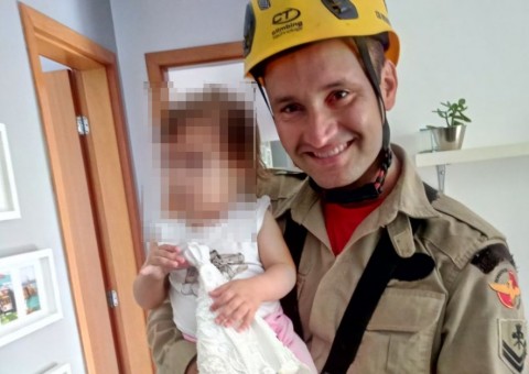 Bebê fica preso no banheiro e é salvo por bombeiros