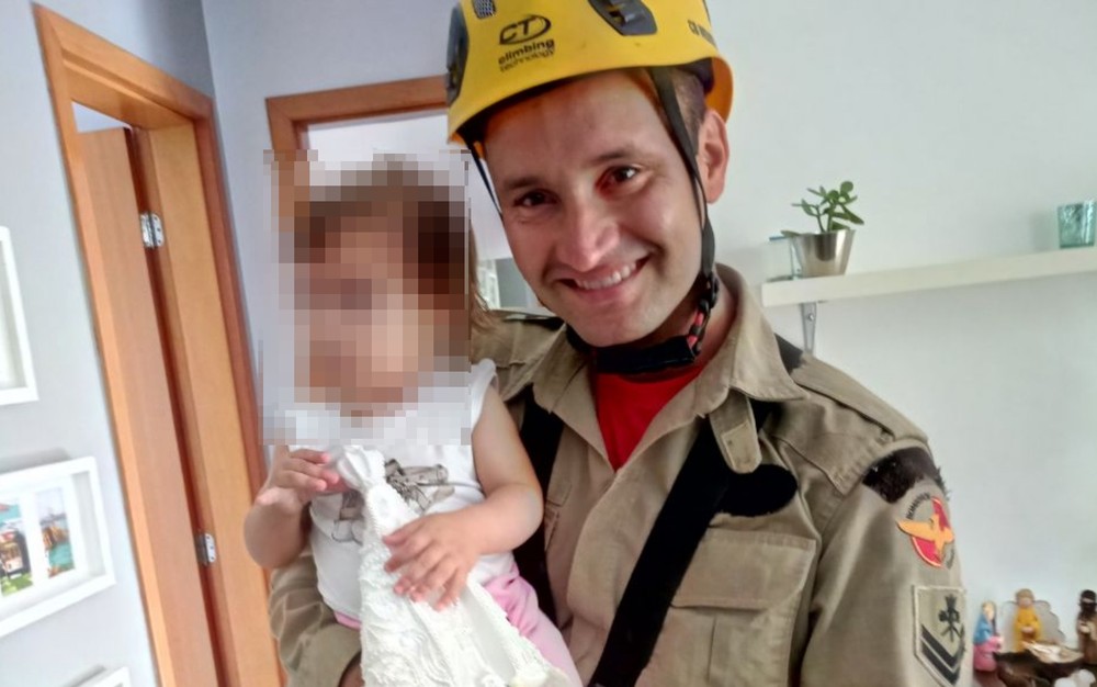 Bebê fica preso no banheiro e é salvo por bombeiros