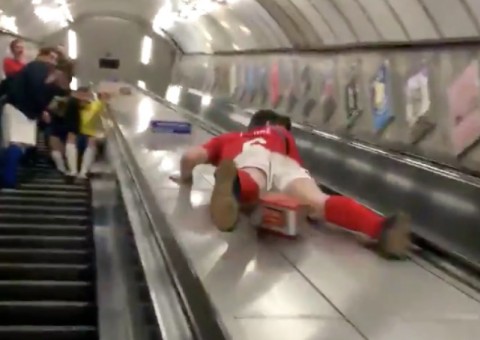 Bêbado, jovem tenta escorregar em corrimão de escada e o pior acontece