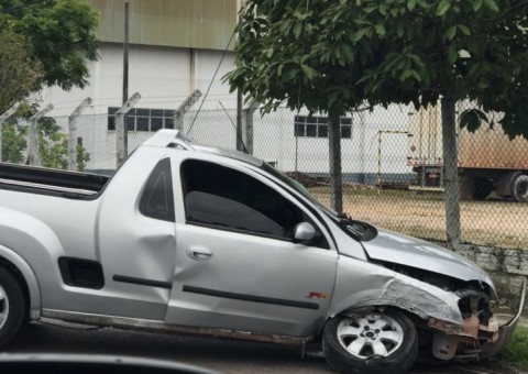 Carro invade contramão e provoca acidente em avenida de Manaus