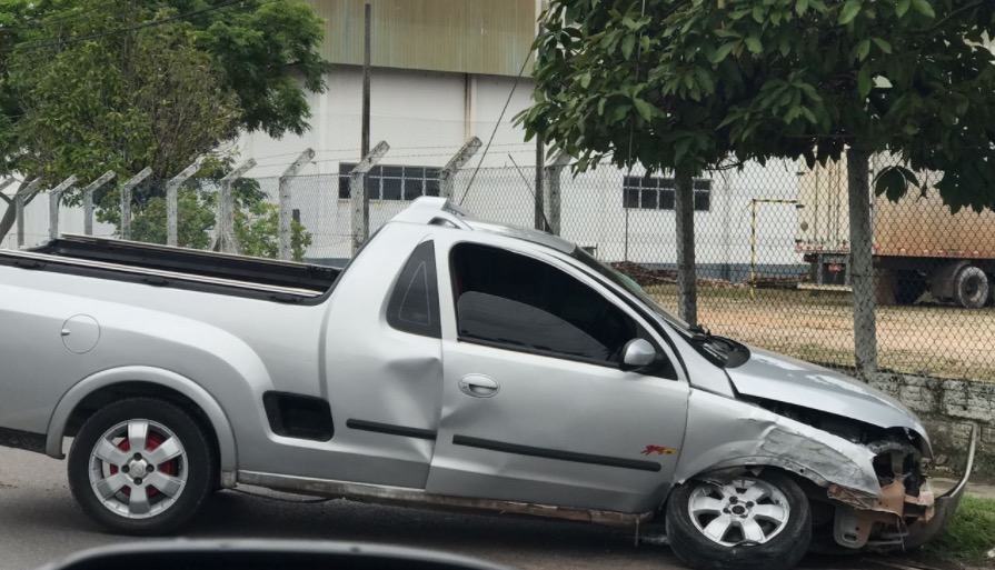 Carro invade contramão e provoca acidente em avenida de Manaus