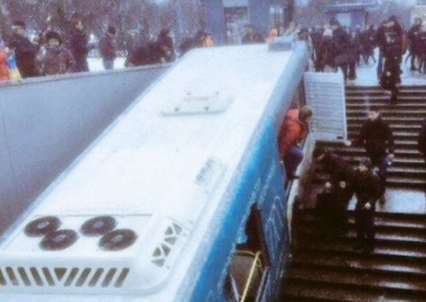 Ônibus invade estação de metrô e mata 5 pessoas em Moscou