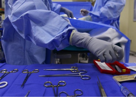  Cirurgiões retiram  mais de 150 objetos metálicos do estômago de idosa 