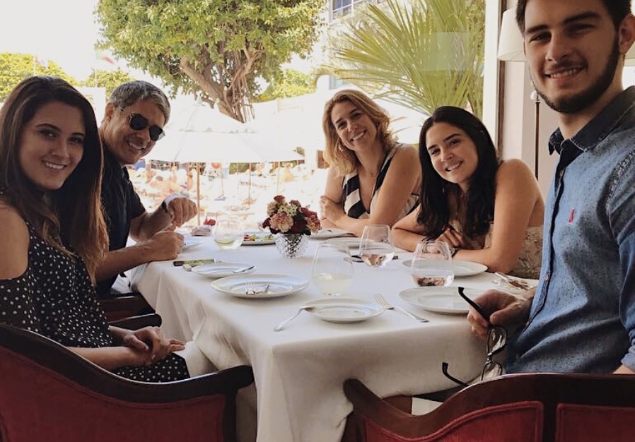 Filha de William Bonner posta foto de momento família com madrasta no Natal