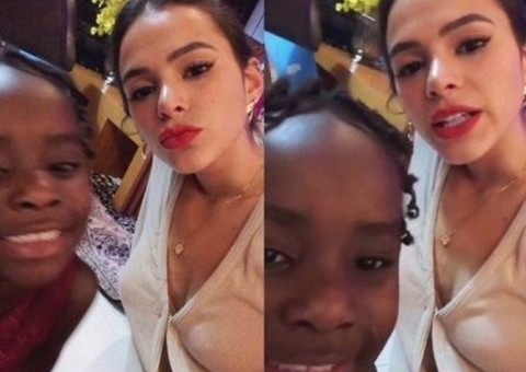 Bruna Marquezine leva crianças refugiadas para passar Natal em casa