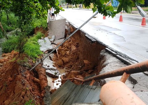 Avenida desmorona e ruas ficam alagadas após temporal em Manaus