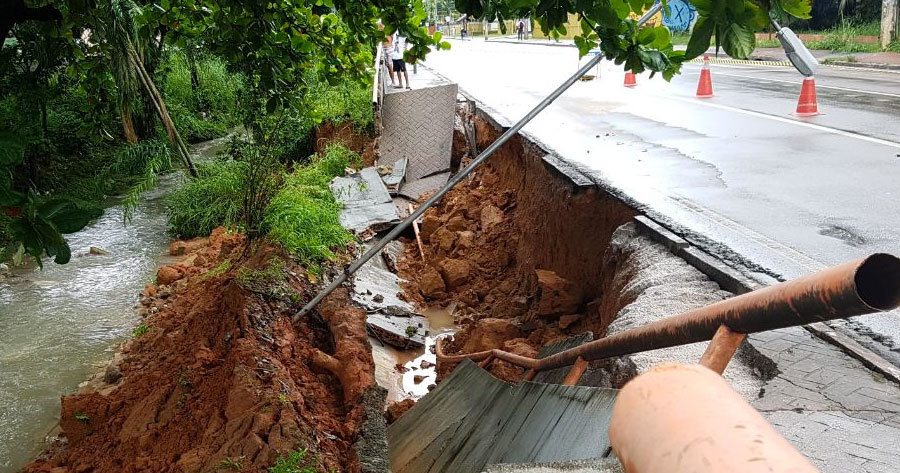 Avenida desmorona e ruas ficam alagadas após temporal em Manaus