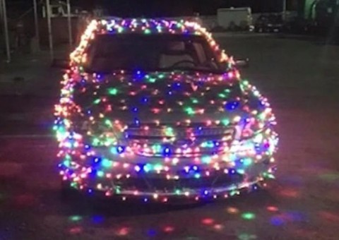 Homem é multado pela polícia após enfeitar carro com lâmpadas de Natal 