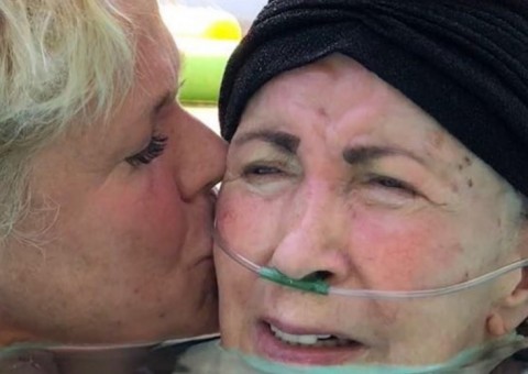 Xuxa mostra foto comovente com a mãe e emociona a todos