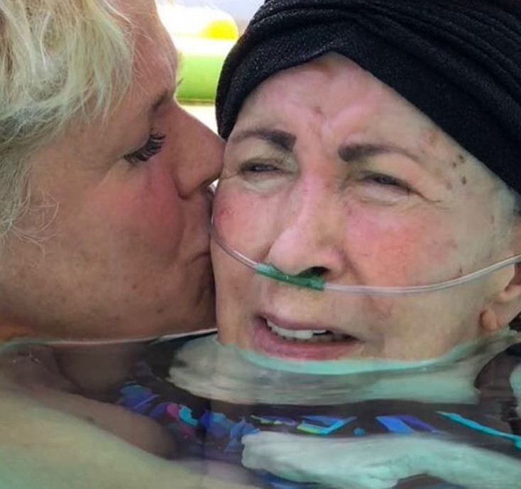 Xuxa mostra foto comovente com a mãe e emociona a todos