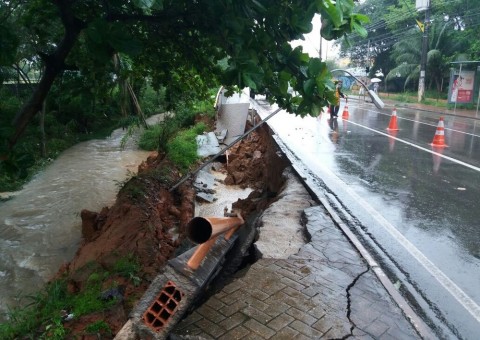 Em Manaus, calçada que desabou com chuva é reconstruída nessa terça-feira 