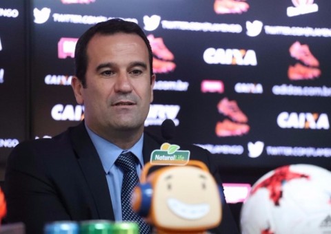 Novato do futebol do Fla, Lomba chega para ficar: ‘Quero dar minha contribuição em 2018’