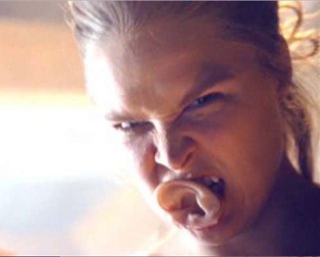 Ronda Rousey arranca orelha de rival com mordida em programa nos EUA