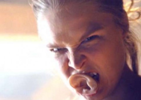 Ronda Rousey arranca orelha de rival com mordida em programa nos EUA