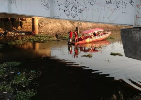 Bombeiros retomam buscas por homem que caiu em igarapé de Manaus