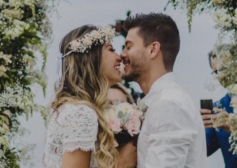 Arthur Aguiar defende Mayra Cardi após polêmica de casamento surpresa