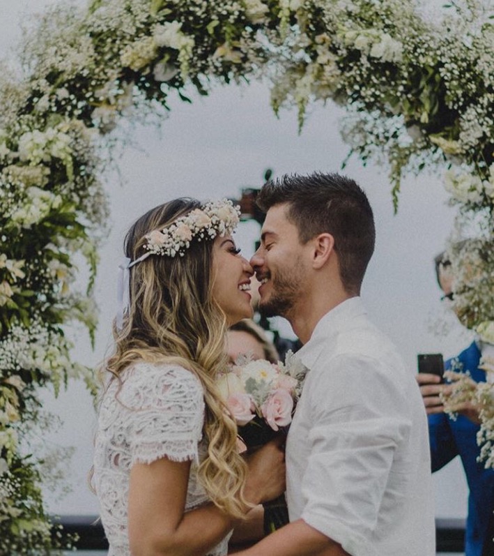 Arthur Aguiar defende Mayra Cardi após polêmica de casamento surpresa