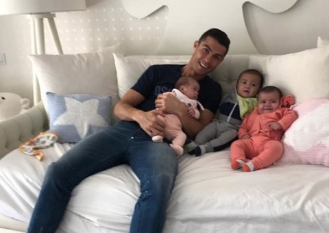 Cristiano Ronaldo encanta seguidores com fotos dos filhos bebês