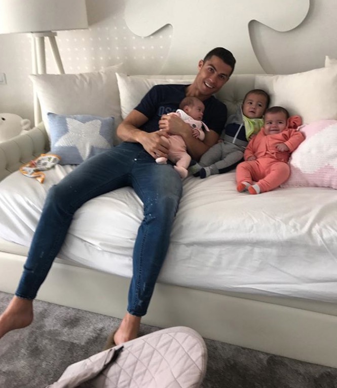 Cristiano Ronaldo encanta seguidores com fotos dos filhos bebês