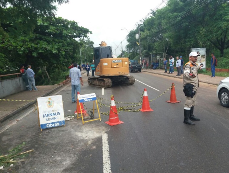 Desmoronamento de terra em canteiro central complica trânsito em avenida de Manaus