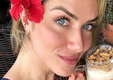 Giovanna Ewbank ostenta barriga definida em foto de biquíni