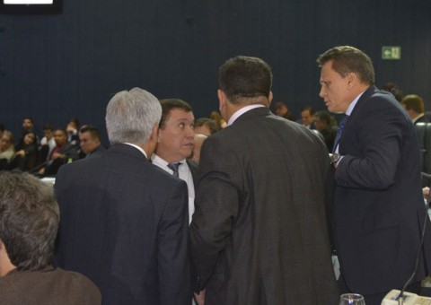 Em sessão tumultuada, Aleam aprova LOA de mais de R$ 15 bilhões para 2018