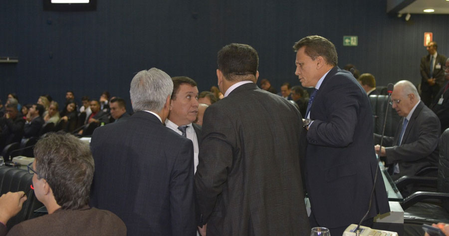 Em sessão tumultuada, Aleam aprova LOA de mais de R$ 15 bilhões para 2018