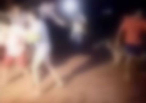 Mulher é presa após morder e xingar policiais que tentavam conter briga familiar