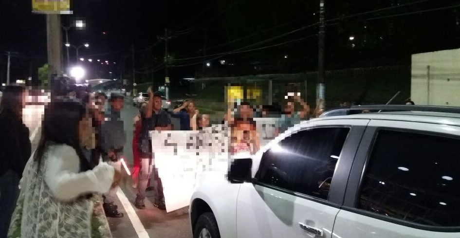 Professores fecham avenida após reajuste salarial ser vetado da LOA 2018