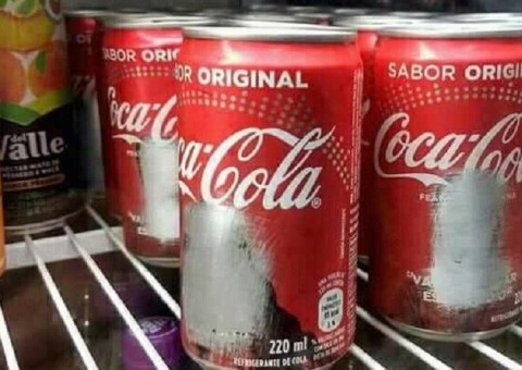 Dono de lanchonete raspa artistas em latinhas da Coca: 'Não posso colocar isso pra vender'