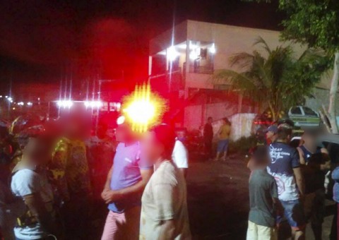 Populares tentam incendiar delegacia para matar detenta no Amazonas