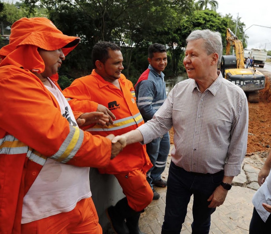 Prefeitura conclui serviços de recuperação de talude na avenida Brasil