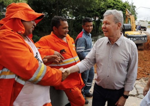 Prefeitura conclui serviços de recuperação de talude na avenida Brasil