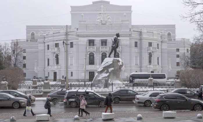 Sede da Copa, Ecaterimburgo abriga paradoxos como uma estátua de Michael Jackson