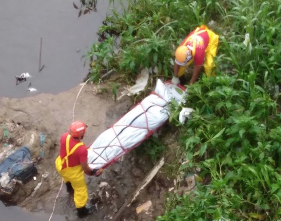 Em Manaus, corpo de homem que caiu em igarapé é encontrado