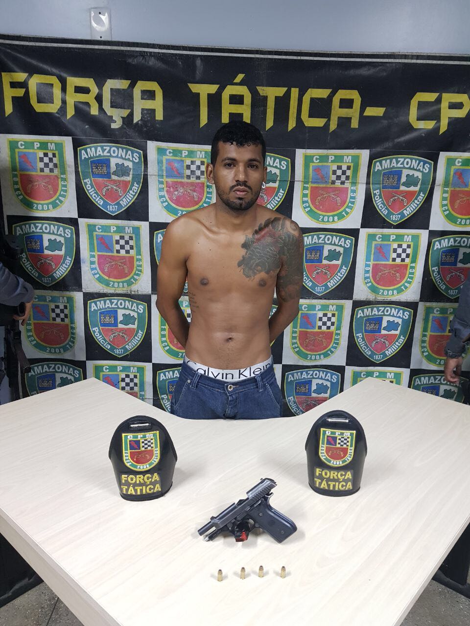 Homem é preso enquanto se preparava para vender pistola ilegal em Manaus