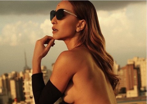 De topless, Sabrina Sato exibe corpão em calcinha fio dental