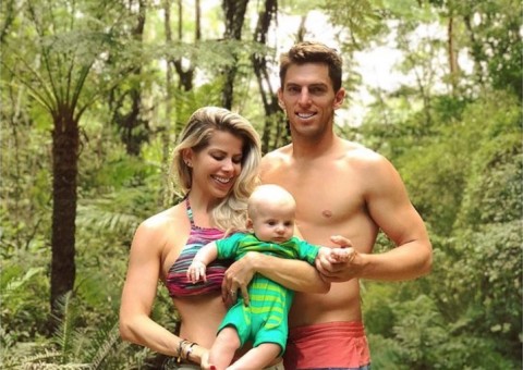 Karina Bacchi posta foto de passeio com filho e namorado