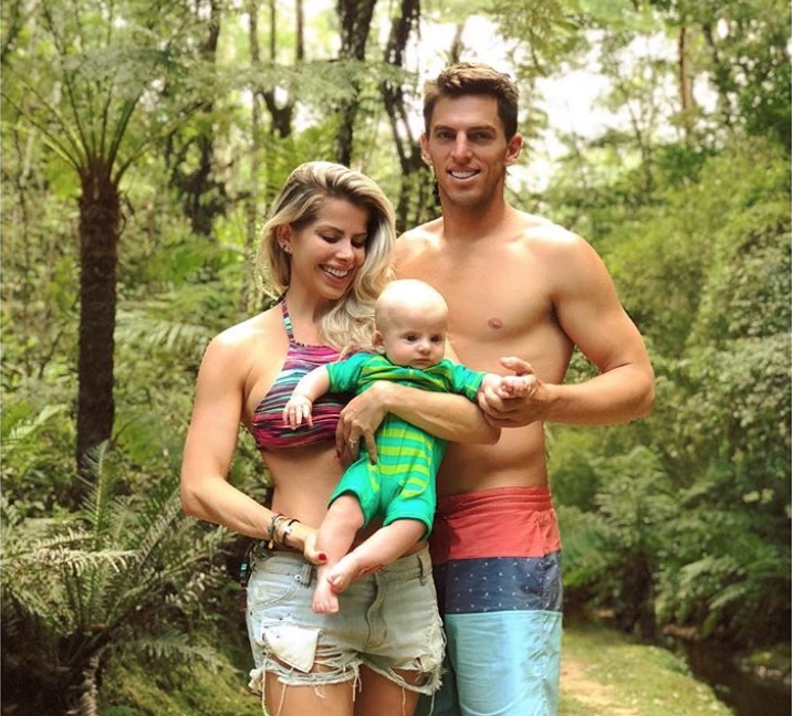 Karina Bacchi posta foto de passeio com filho e namorado