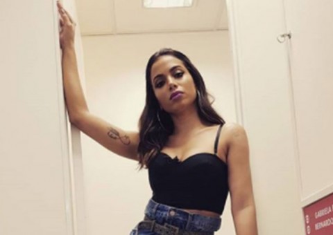 Em foto rara, Anitta posa coladinha ao lado do marido em momento 'gostoso'