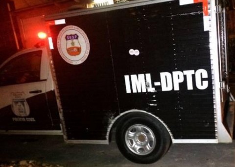 Enrolado em lona, corpo de homem é encontrado em Manaus