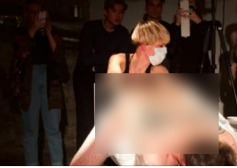 Homem tatua ânus em protesto contra Donald Trump