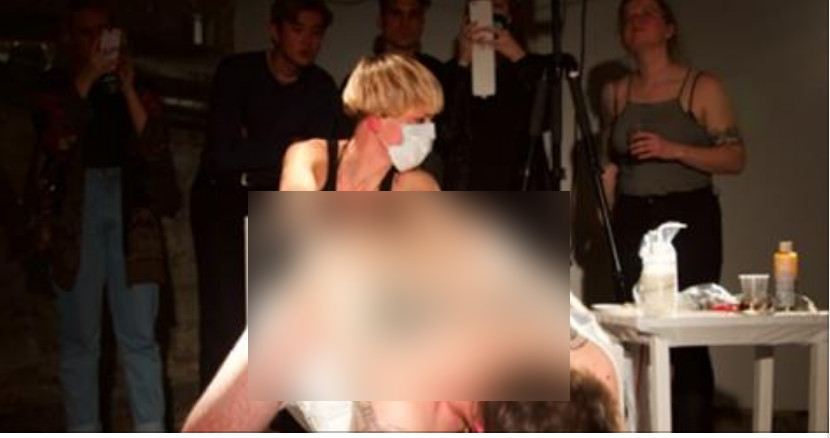 Homem tatua ânus em protesto contra Donald Trump