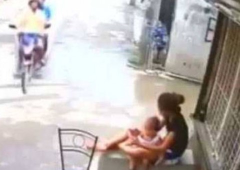 Em Manaus, dupla ameaça estourar cabeça de bebê durante assalto