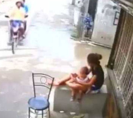 Em Manaus, dupla ameaça estourar cabeça de bebê durante assalto