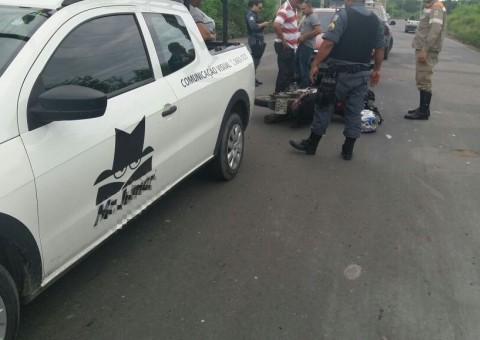 Acidente entre carro e motocicleta deixa um ferido em avenida de Manaus