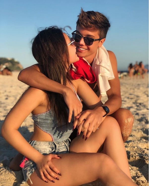 Larissa Manoela completa 17 anos e ganha declaração do namorado