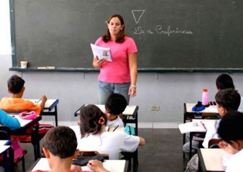Piso salarial dos professores da rede pública será de R$ 2.455